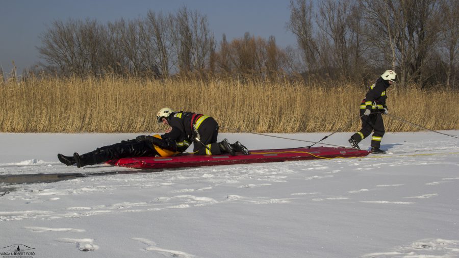 jegbol-mentes-balaton-tuzoltok-vizimentok-badacsony-eletmentes-hajozashu-matrac