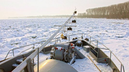 Magyar hajók törik a jeget a Dunán Szerbiában