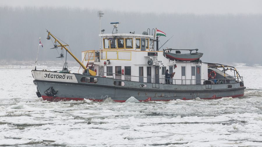 Folytatják a torlaszok bontását a magyar hajók
