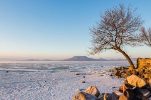 kajsza-daniel-badacsony-kikoto-jegzajlas-balaton-tel-naplemente-hajozashu