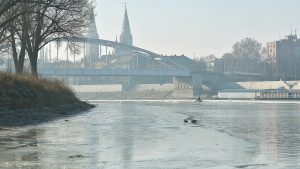 szeged-tisza-befagyott-jegtores-jegtorohajo-hajozashu