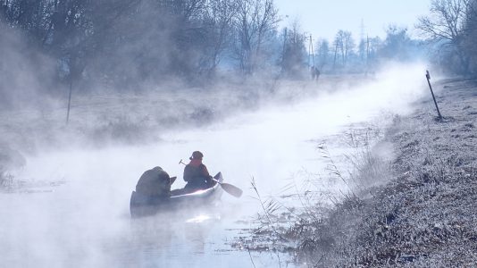 Téli evezés egy gőzölgő patakon