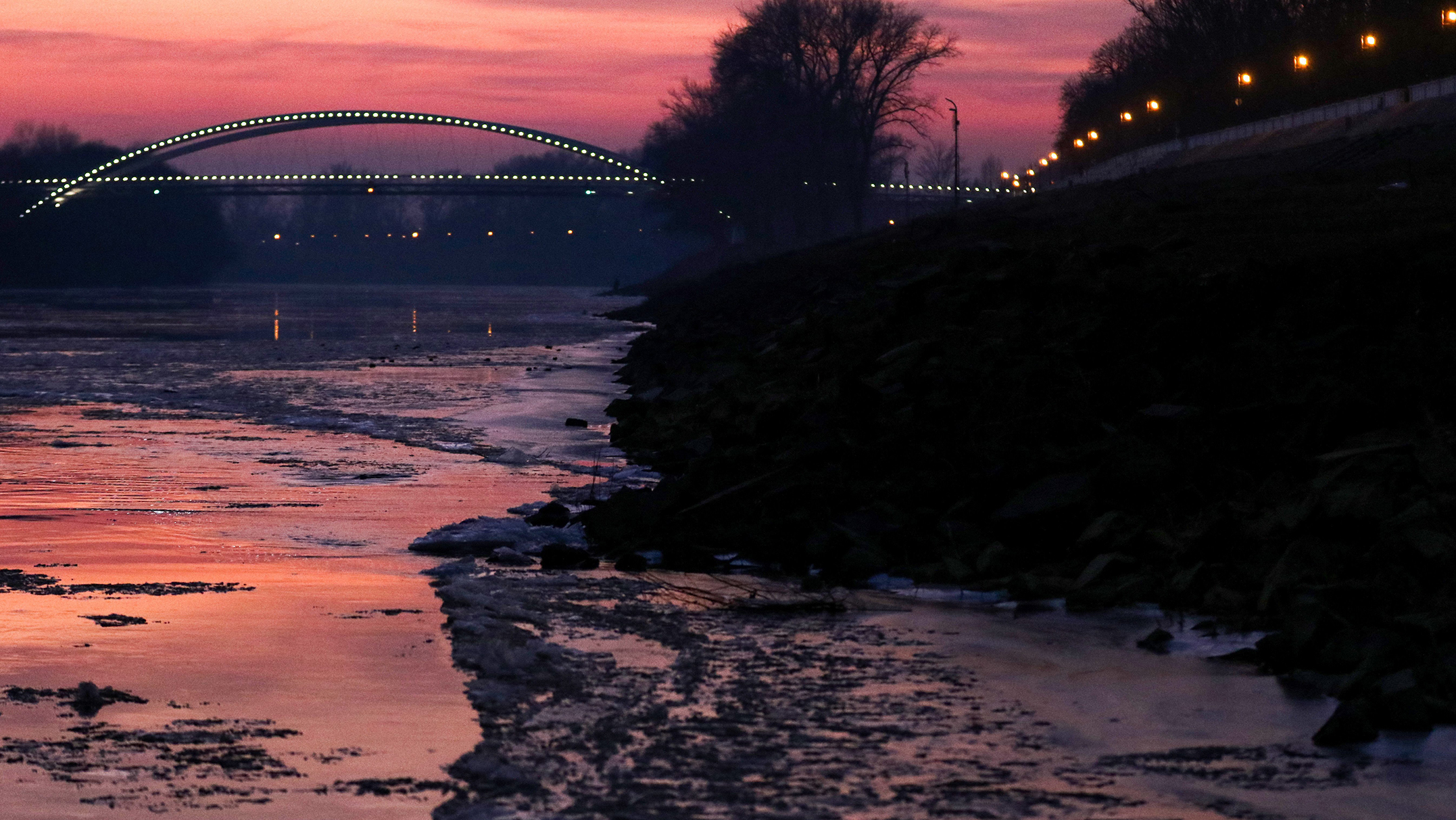 tisza-szolnok-jegzajlas-jeg-befagyott-jegtoro-hajo-hajozashu