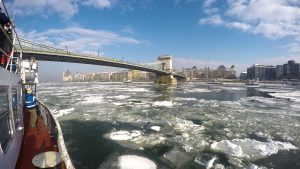 vizugy-szechenyi-jegtoro-hajo-budapest-margit-hid-duna-jegzajlas-hajozashu-vizugy