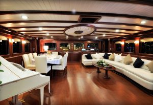 yacht-regina-skyfall-james-bond-szuperjacht-jacht-luxus-hajozashu-bar