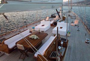 yacht-regina-skyfall-james-bond-szuperjacht-jacht-luxus-hajozashu-dinner