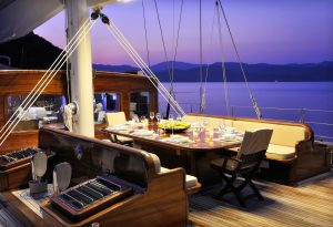 yacht-regina-skyfall-james-bond-szuperjacht-jacht-luxus-hajozashu-este