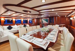 yacht-regina-skyfall-james-bond-szuperjacht-jacht-luxus-hajozashu-etterem