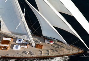 yacht-regina-skyfall-james-bond-szuperjacht-jacht-luxus-hajozashu-fordeck
