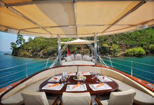 yacht-regina-skyfall-james-bond-szuperjacht-jacht-luxus-hajozashu-terasz
