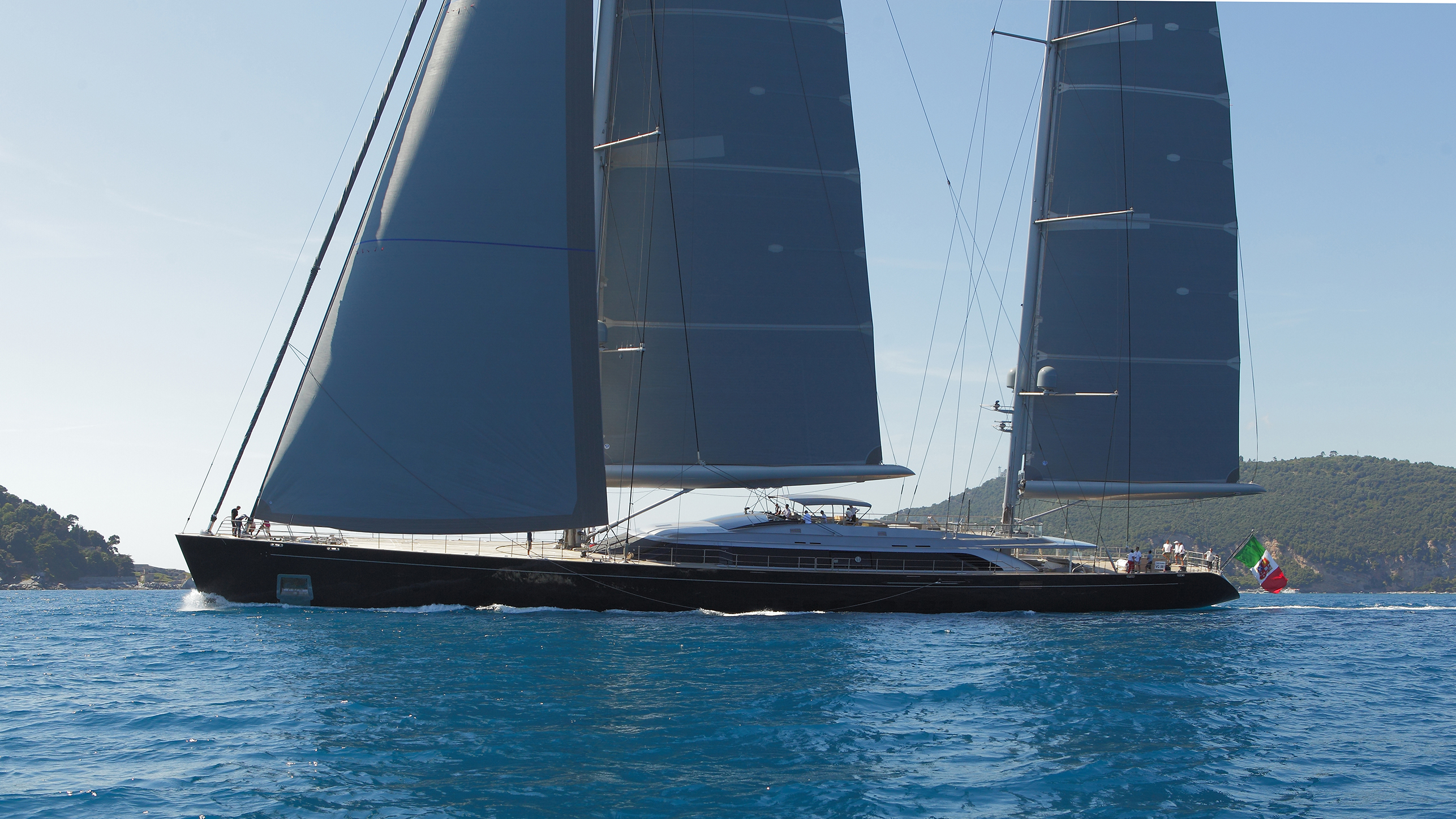 perini-navi-70-m-s-y-luxusjacht-superyacht-olaszorszag-bermuda-esemenyek-hajozashu