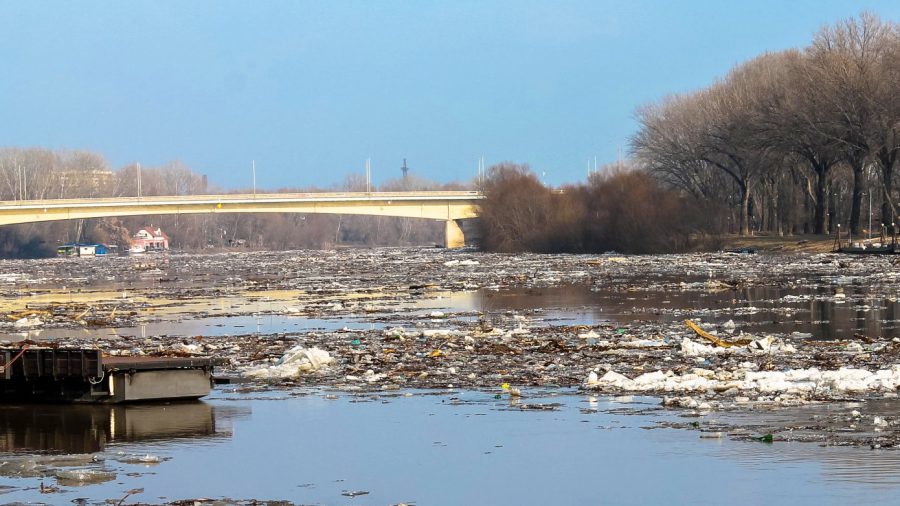 Irdatlan mennyiségű szemetet hagyott a Tiszai jeges ár