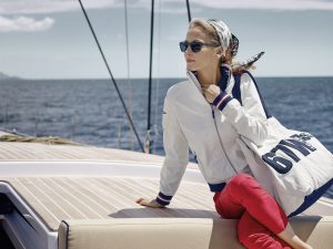 bmw-yachtsport-kollekcio-vitorlas-ruha-jacht-luxus-hajozashu-noi-taska