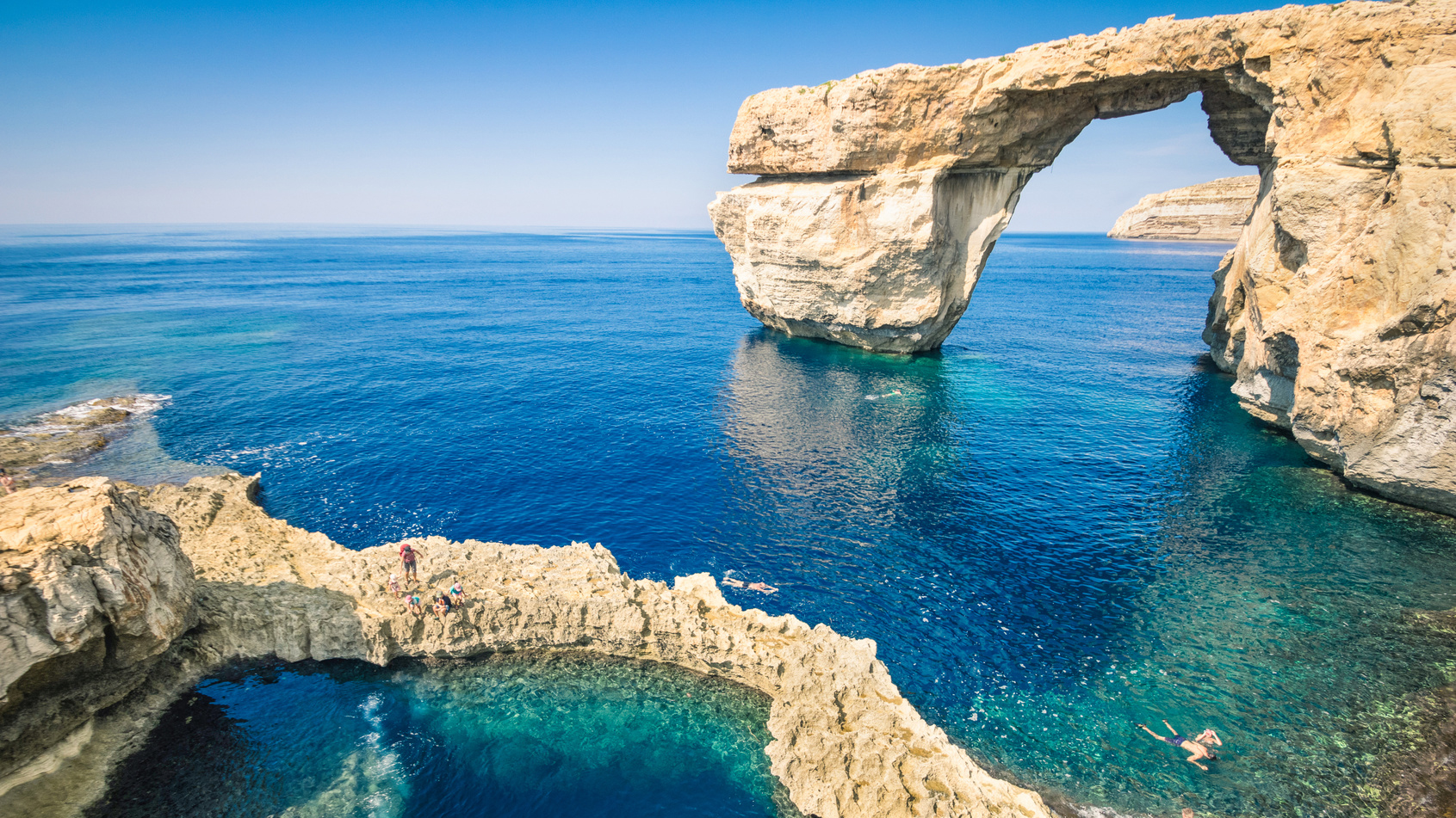 osszeomlott-malta-leghiresebb-latnivaloja-szikla-tengerpart-utazas-hotel-szallas-hajozashu