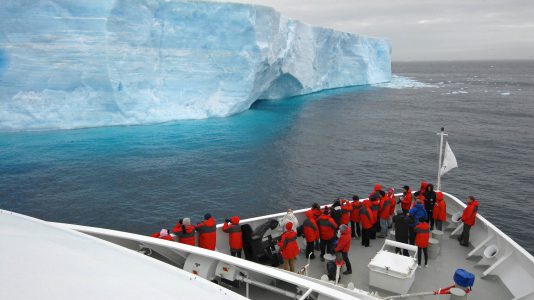 Rengeteg a jéghegy az Atlanti-óceán hajózási útvonalán