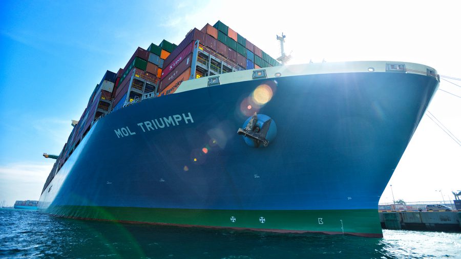 Hamburgba érkezett a világ legnagyobb teherhajója