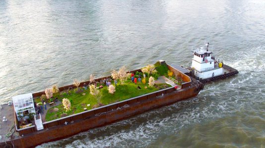 Úszófarm / gyümölcshajó szeli a habokat New Yorkban