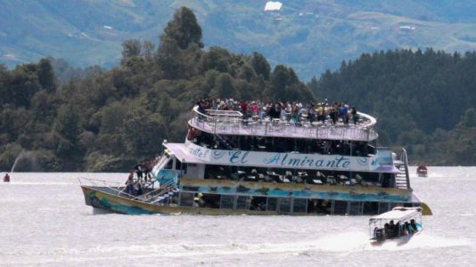 Elsüllyedt egy túristákat szállító hajó Kolumbiában (videó)