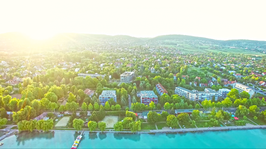 Balaton. Csopak. Vitorlázás. Naplemente. Csodálatos drónvideó