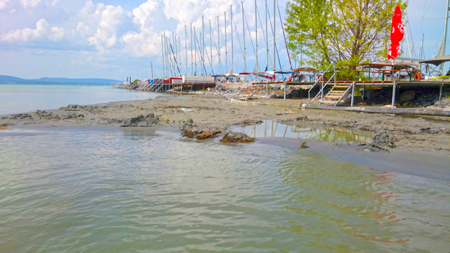 Botrányos mederkotrás a Balatonlellén