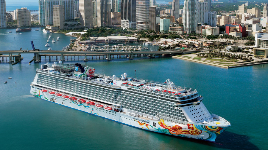 Kikötött Miamiban a Norwegian Escape luxushajó