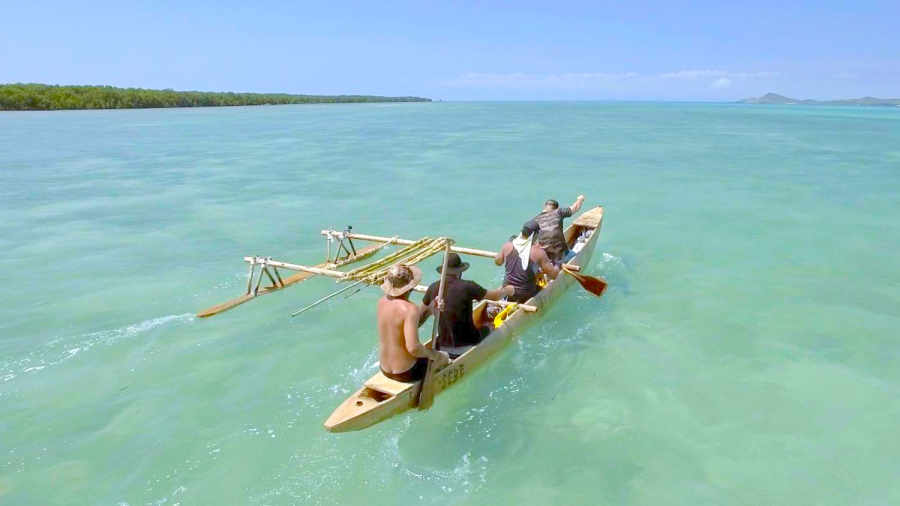 Kézzel készített hajóban evezték át a Torres-szorost