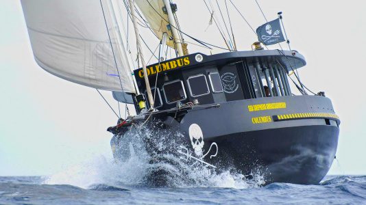 A Sea Sheperd bálnamentő szervezet Columbus vitorláshajója