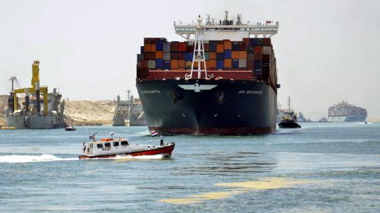 Rekordmennyiségű hajó haladt át a Szuezi-csatornán tegnap