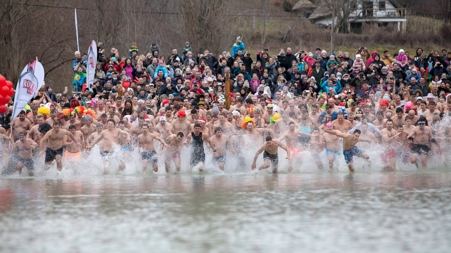 Szigligeten ötszázan fürödtek a Balatonban