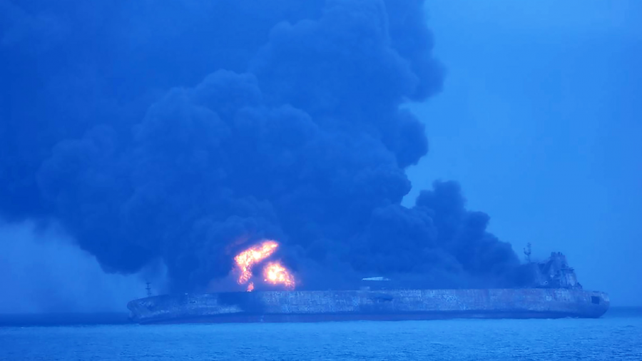 Hajókatasztrófa: tanker ütközött teherhajóval, 30 ember eltűnt