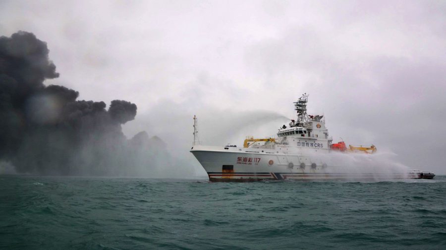 136 ezer tonna olaj lángol egy hajón a kelet-kínai partoknál