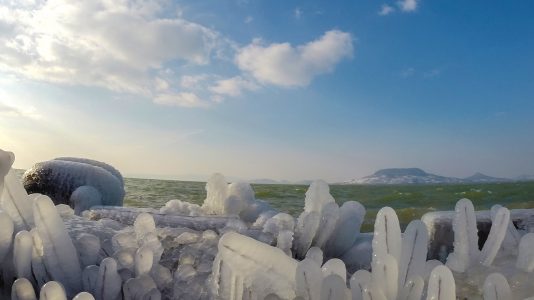 Elképesztő jégcsodák keletkeztek a Balaton parton
