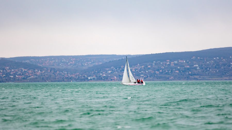 Kéksál téli Balatonkerülő vitorlázás, szakadó hóesésben