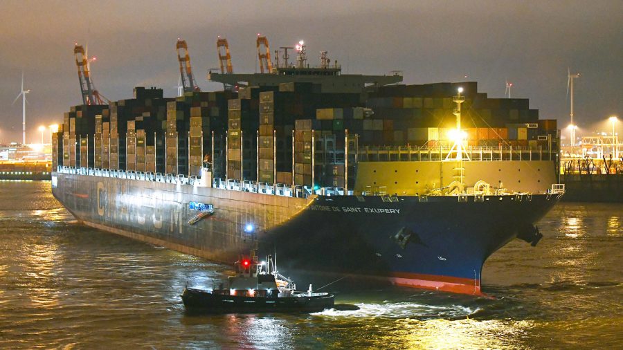 400 méter hosszú konténerszállító hajó kötött ki Hamburgban