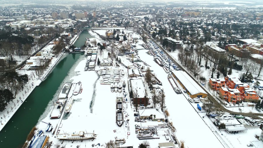 Csodálatos havas drónfotók a Balaton déli partjának kikötőiről
