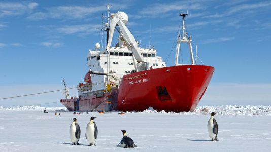 5 méteres jégrétegen nem tudott átjutni a James Clark Ross kutatóhajó