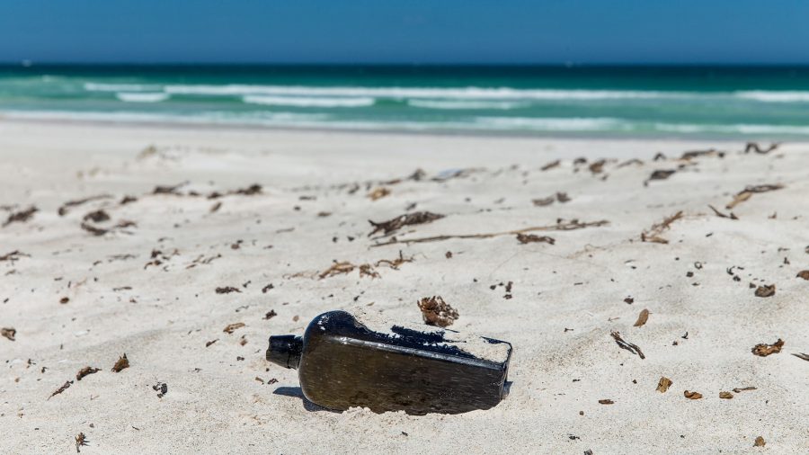 Német hajóról dobták tengerbe a világ legrégebbi palackpostáját