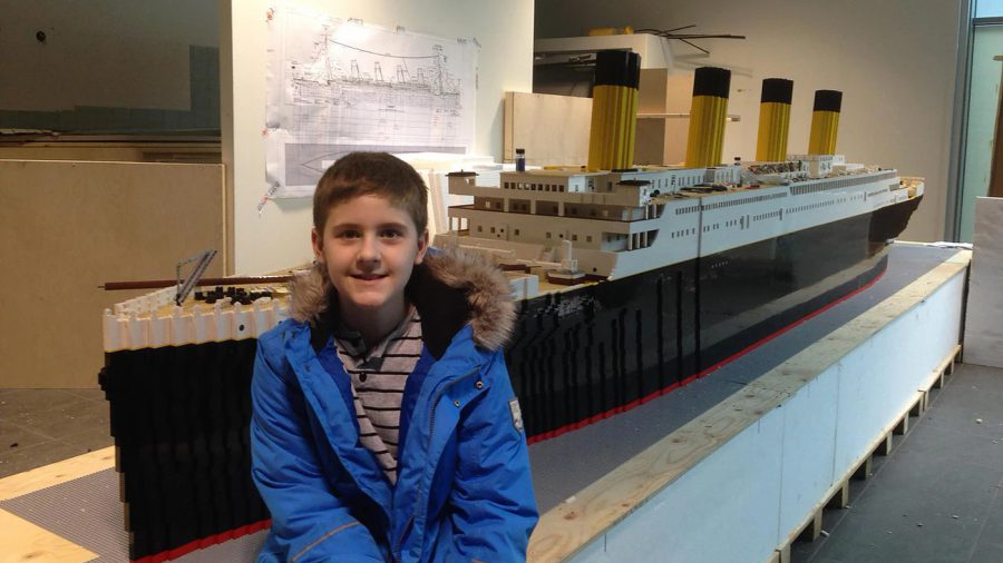 Egy autista kisfiú építette fel a világ legnagyobb Lego-Titanicját