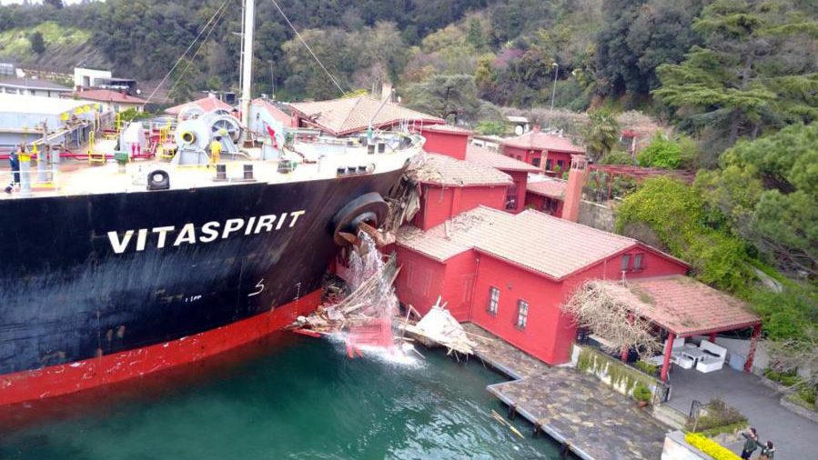 Teherhajó zúzott össze egy történelmi műemléket Isztambulban