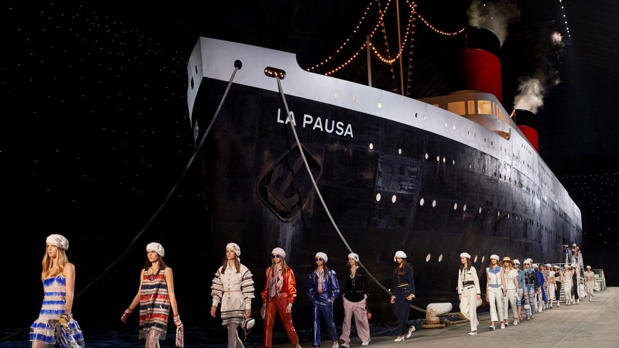 148 méteres hajót épített a Chanel egy divatbemutató miatt