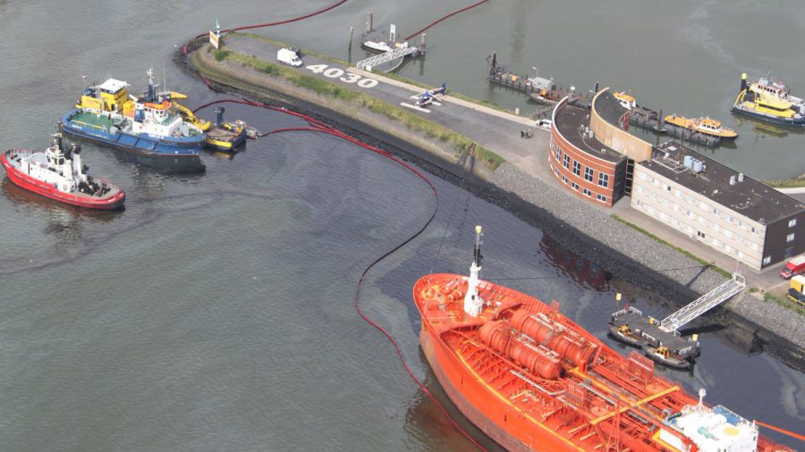 900 tonna olaj ömlött a tengerbe Rotterdam kikötőjében