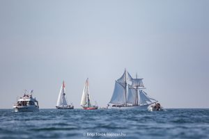 Golden-Globe-Race-2018-Sables-Dolonne-Rajt-Start-Sailing-Vitorlazas-Torok-Brigi-Kopar-Istvan-HAJOZASHU