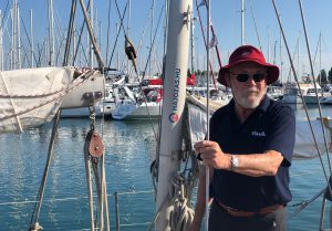 Robin-Knox-Johnston-Shuaili-Les-Sables-Dolonne-Golden-Globe-Race-Foldkerulo-Vitorlazas-Kopar-Istvan-HAJOZASHU