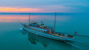 Kelen-Balatoni-Hajozasi-Zrt-Naplemente-CsodalatosBalaton-HAJOZASHU-dronfoto