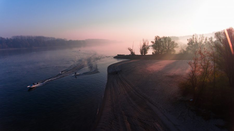 Wakeboardozni hajnalban 3 fokban is menő a dunai Kádár-szigeten