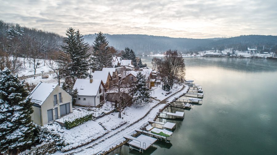 Csodálatos látvány a havas Orfű és a befagyott Pécsi-tó
