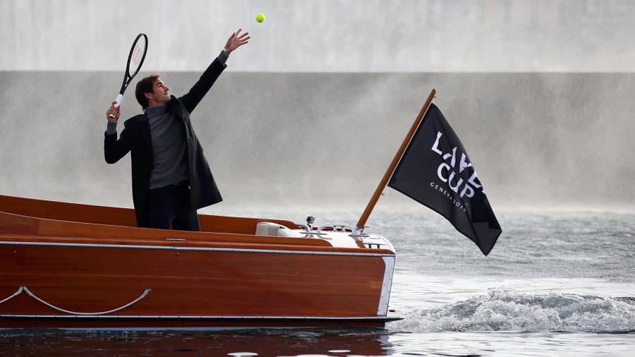 Federer egy Riva-ból szerválva reklámozza a Laver Cup tenisztornát