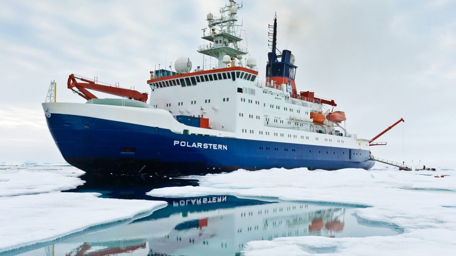 Körbehajózta a gigantikus A74 antarktiszi jéghegyet a Polarstern német kutatóhajó