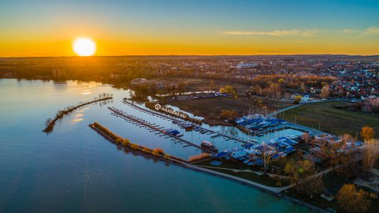 Tavaszi naplementés drónfotók a Keszthelyi Yachtkikötőről