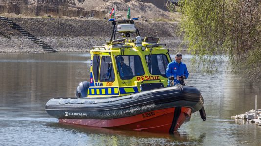 Vízre bocsátották Budapesten az első dunai sürgősségi mentőhajót